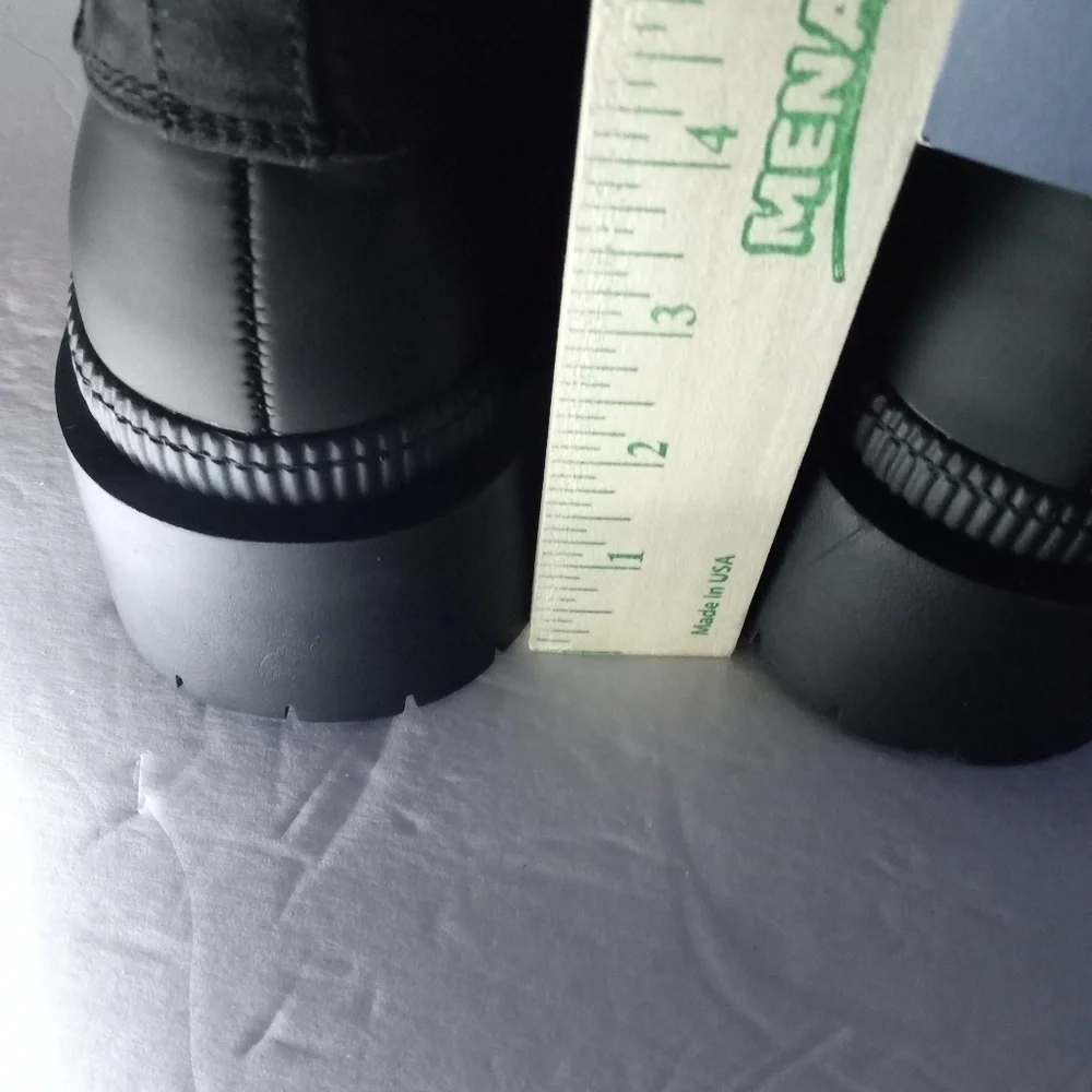Women's Universal Thread, water repellent boot size 10 Black memory foam, .NWT